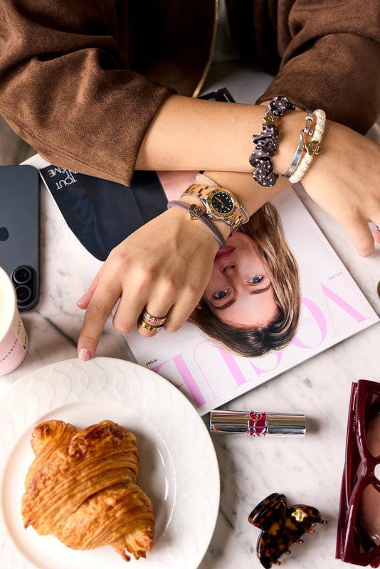 byeloise miss mocha and hair Claw  in cafe